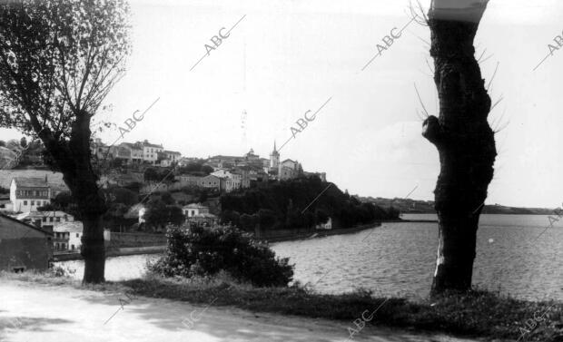 Vista del pueblo Castropol y su ría