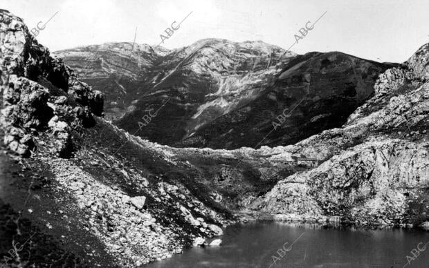 Vista parcial del lago de la cueva en el pueblo Somiedo (Asturias)