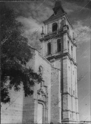 Campanario de la iglesia magistral en Alcalá de Henares