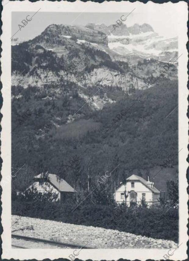 Se Observan unas Casas y al Fondo, las Montañas