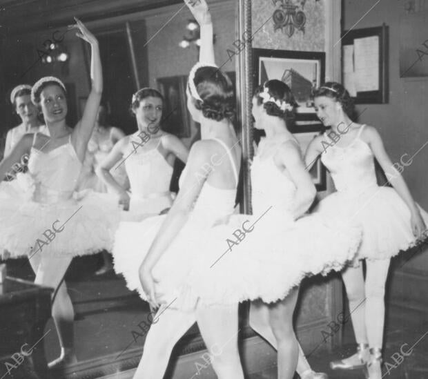 En La Imagen, Bailarinas Durante Sus Ensayos - Archivo ABC