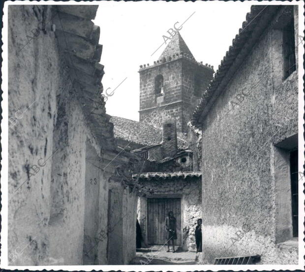 Calleja de Siles con la torre de la iglesia al fondo