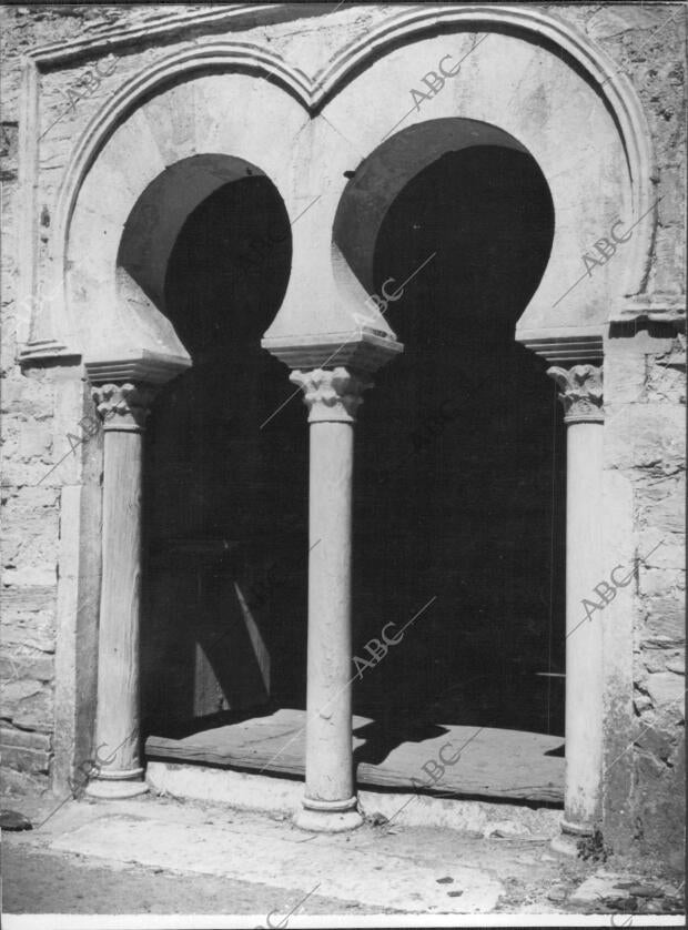 Portada de la iglesia mozárabe de la iglesia de Santiago de Peñalba