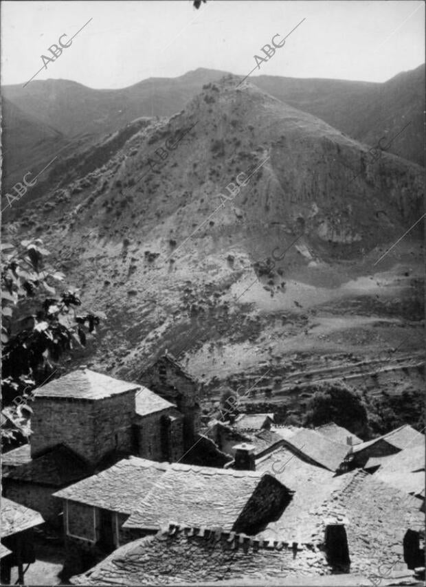 Vista general de la localidad de Santiago de Peñalba, al fondo Peña-Alba