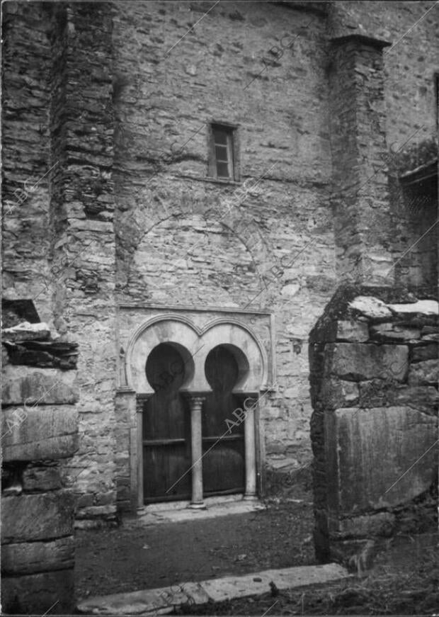 Puerta de entrada A la iglesia de estilo mozárabe de Santiago de Peñalba