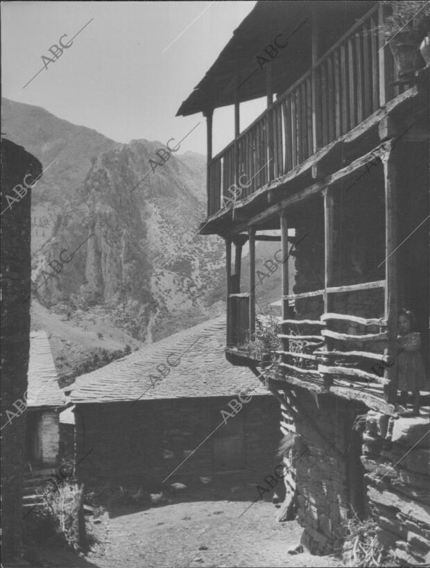 Casas Típicas de la localidad de Santiago de Peñalba, al fondo la Sierra