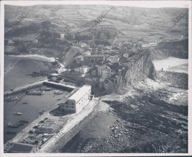 Vista general del puerto de Guetaria