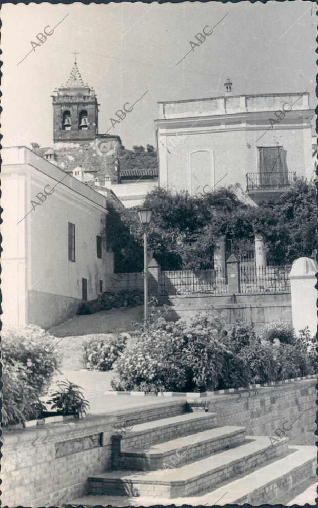Recoleto rincón de la plaza del llano con la iglesia de fondo - Archivo ABC