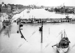 El río desbordado a la altura de San Telmo, antes de ejecutarse la corta de la...