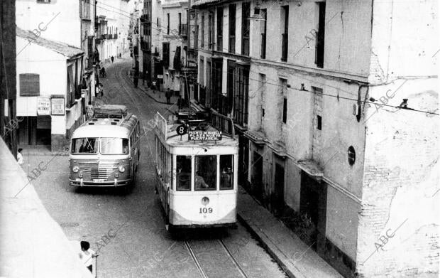 Tranvía Pasando por la puerta real en el momento de iniciar la subida de san...