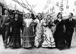 Grupo de Señoritas Paseando por la Feria