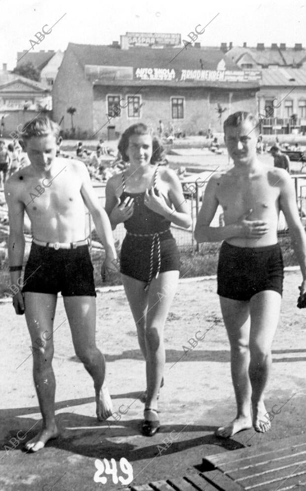 Unos bañistas en los años cuarenta