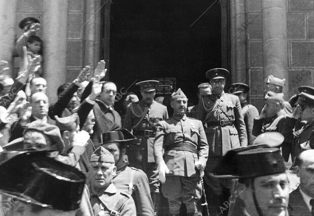 El general Francisco franco en Burgos Rodeado de Otras Personalidades