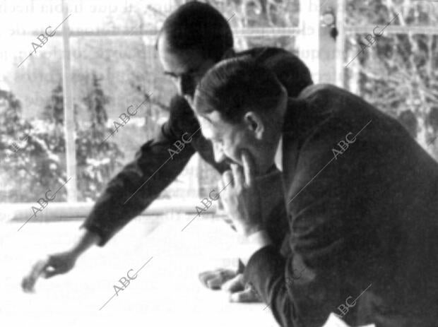 Albert Speer junto a Hitler mirando unos planos en el Obersalzberg