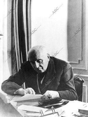 Paul Claudel en su despacho de Trabajo