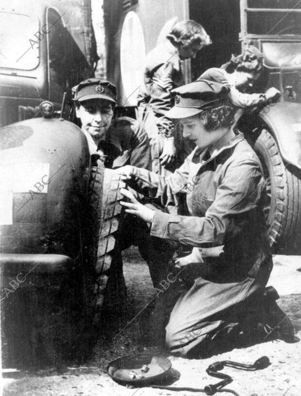 Junto A su Padre, el Rey Jorge Vi, se Prodigó en Visitas por todo el País, en...