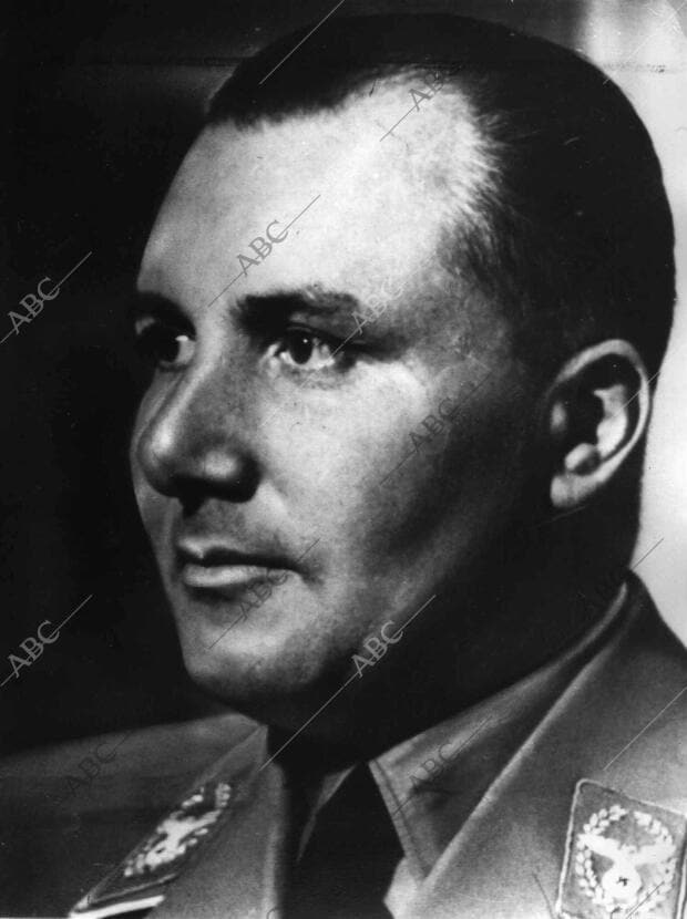 Martin Bormann, destacado líder de la Alemania nazi y secretario personal de...