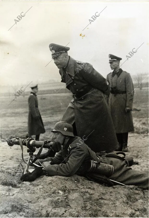 El Capitán General del ejército alemán, Walther von Brauchitsch en el frente del...