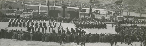 Fuerzas de la armada desfilando después de la misa en el acto celebrado con...