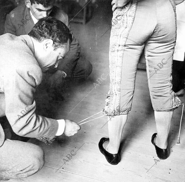 Preparativos del traje de un torero