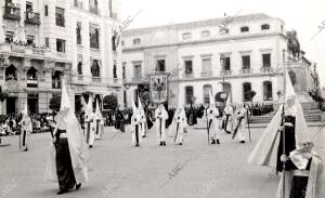 Representaciones de cofradías en la procesión del Viernes Santo a su paso por la...