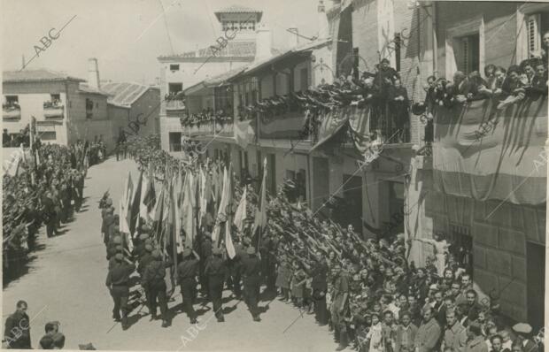 Desfile de la Falanje Comarcal por la plaza del pueblo con motivo del acto...