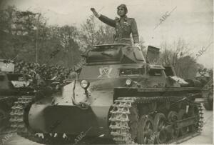 Un carro blindado durante el desfile de la Victoria