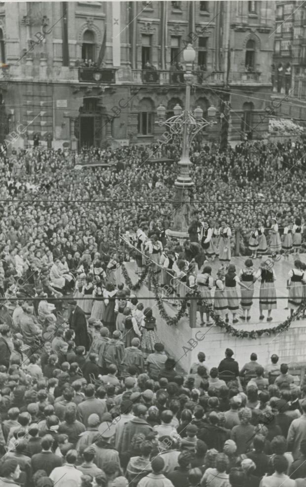 Aspecto de la plaza del Generalísimo, durante los festejos regionales del día de...