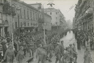 Desfile de las tropas por la calle del Príncipe, con motivo de la fiesta de la...