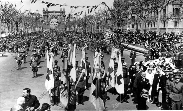 Un momento del desfile previo A la fiesta militar en la que se Impuso la gran...