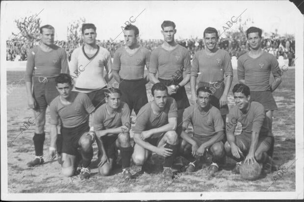 El real Murcia, antes de disputar el partido en Cádiz, que Ganaría por 2-0 al...