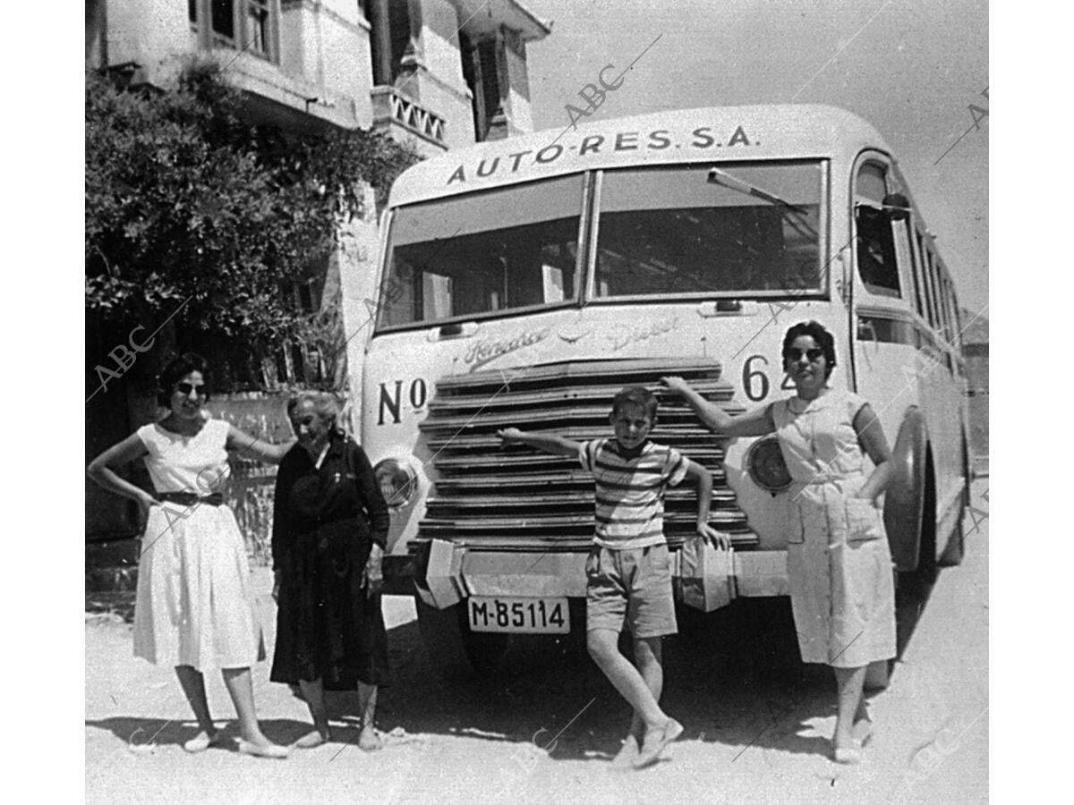 Los Autobuses De La poca Permit an Ver Tanto El Paisaje Como El 
