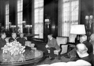 Hitler conversa con Serraño Súñer, entonces ministro de la Gobernación, en...