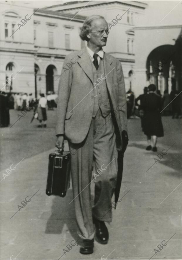 El profesor Piccard caminando por las calles con su habitual paraguas y maletín...