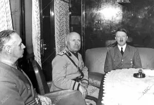 Hitler y Mussolini durante las conversaciones en el brenner