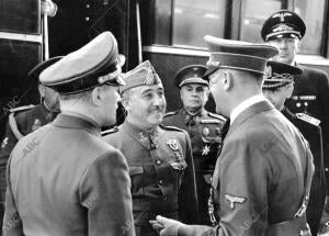 primer saludo entre franco y Hitler en su entrevista en Hendaya nada más llegar...