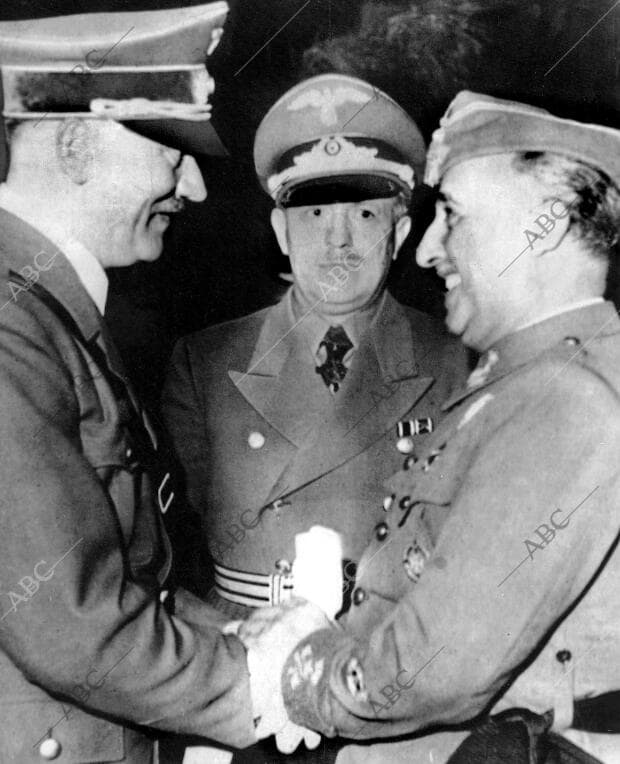 Hitler y franco se Despiden en el andén con un apretón de Manos
