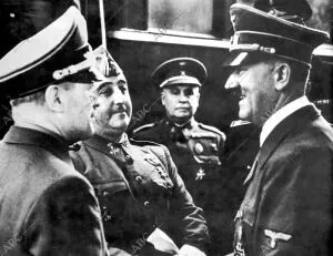 Primer saludo entre Franco y Hitler en su entrevista en Hendaya nada más llegar...