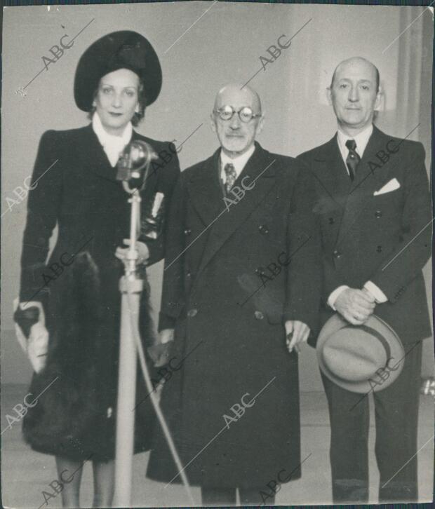 Don Jacinto Benavente la noche del Estreno, 30 de octubre de 1940, en el teatro...