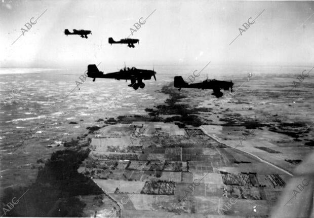 Los aviones alemanes en picado sobre la típica costa entre el Nieper y Crimea