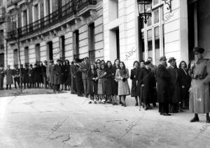 En la imagen, las largas colas que se formaron en Madrid, ante el hotel Ritz,...