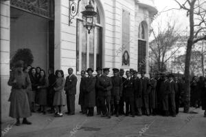 En la imagen, las largas colas que se formaron en Madrid, ante el hotel Ritz,...