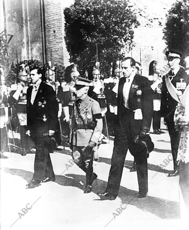 En la Imagen, sus Hijos, don Juan y don Jaime, y el Rey victor Manuel Iii de...