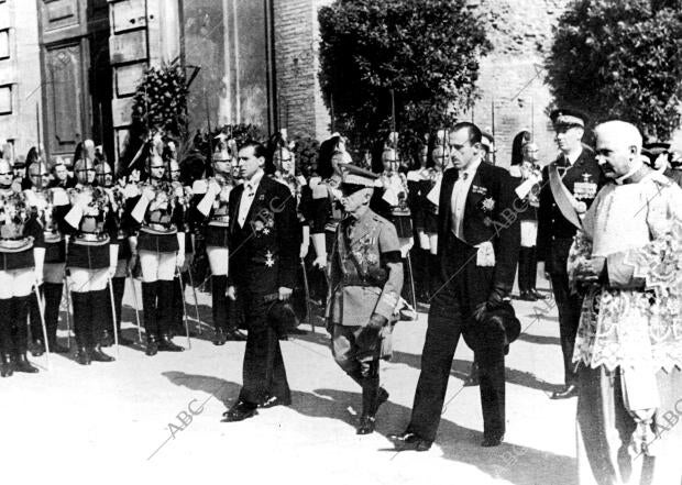 Entierro de Alfonso Xiii. Sus Hijos don Juan y don Jaime