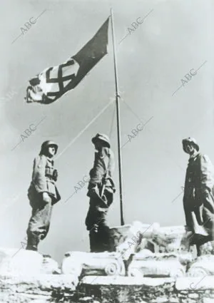 La bandera nazi Ondea en la Acropolis