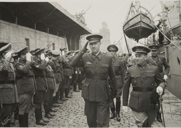 Llegada del general Alfredo Kindelan al desembarcar del destructor Jupiter