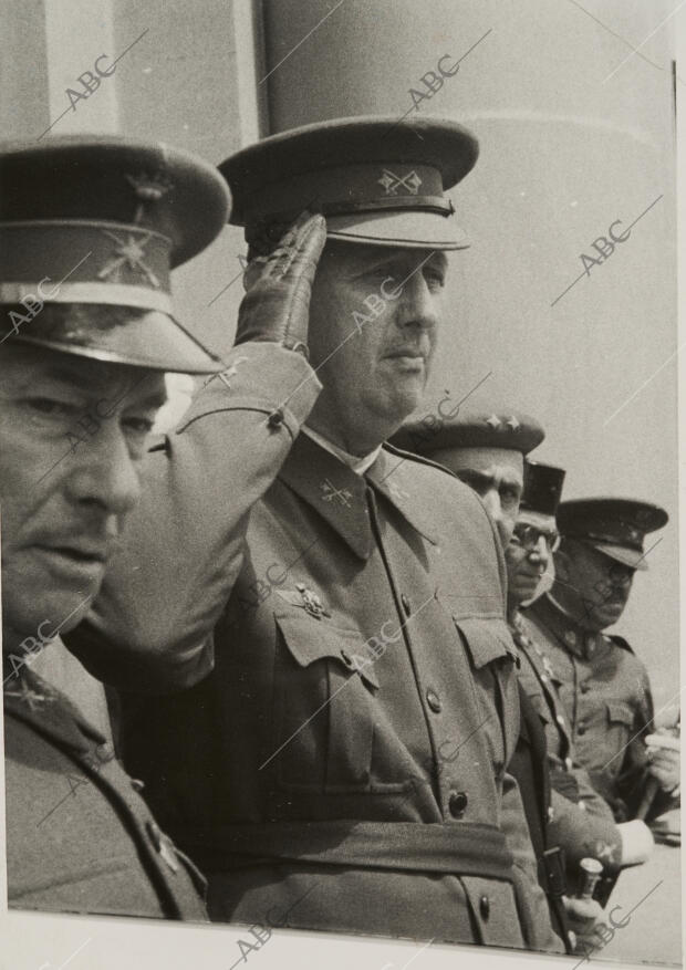 El capitán general de la IV región, Alfredo Kindelán, presencia el desfile en su...