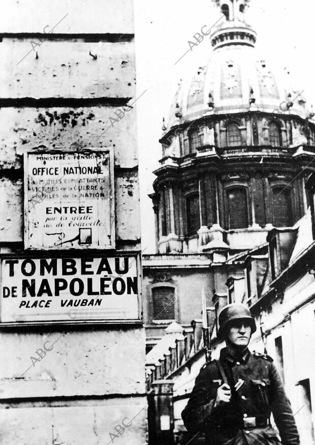 Los Soldados Alemanes Montan guardia en la tumba de Napoleón