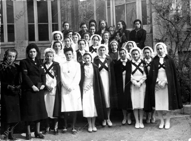 Damas Enfermeras de sanidad militar que Asistieron A la misa con motivo de la...