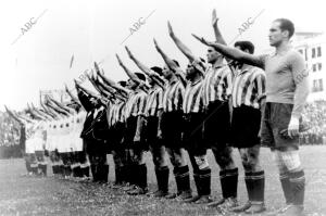 Los Jugadores Saludan brazo en alto antes de comenzar el Partido